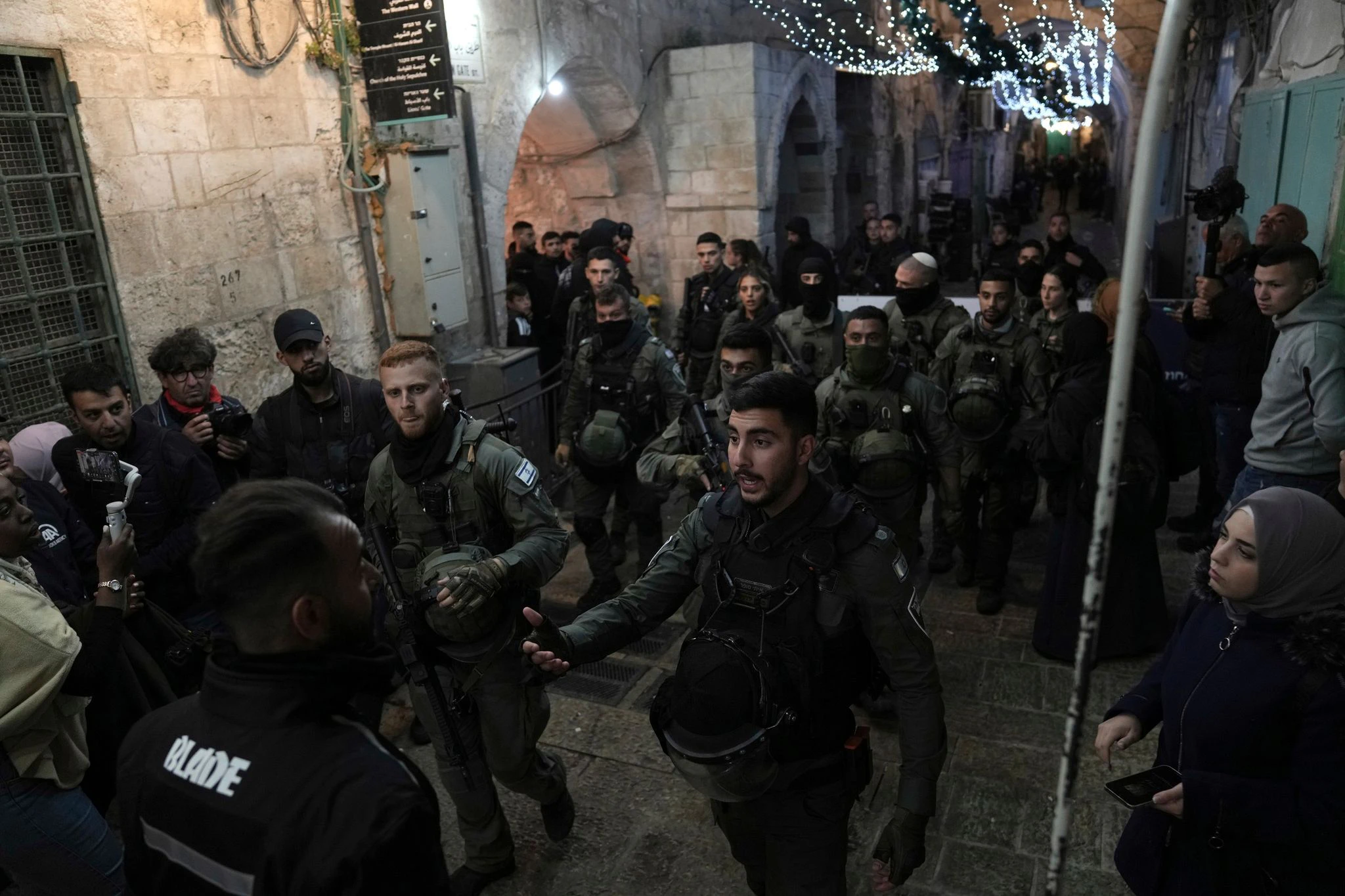 Israelische Polizei in der Altstadt von Jerusalem - nach neuen Zusammenstößen mit Palästinensern am Tempelberg.  