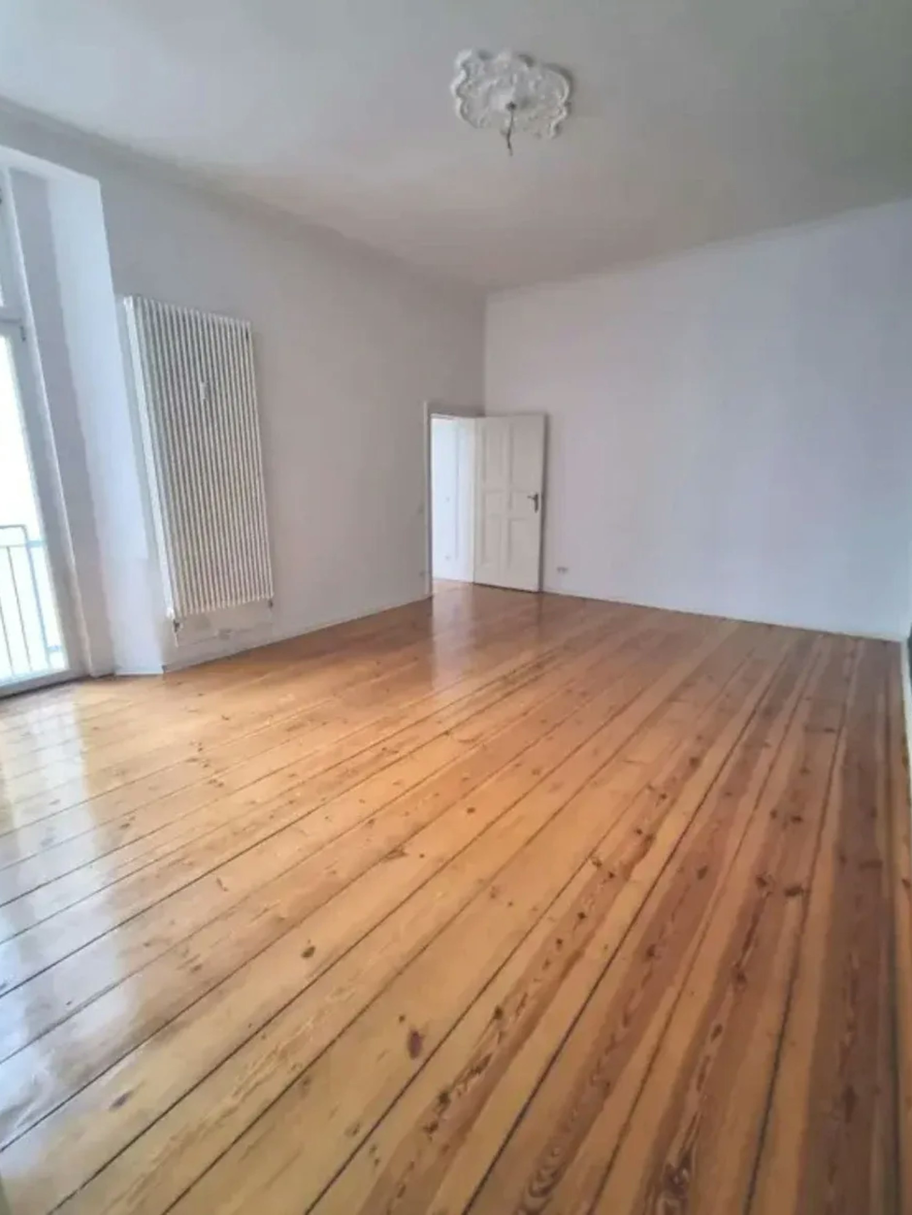 Altbau mit ein bisschen Stuck, die angebotene Wohnung