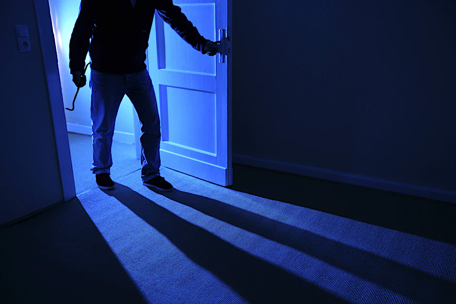 Einbrecher in Wohnung, nachgestellte Szene