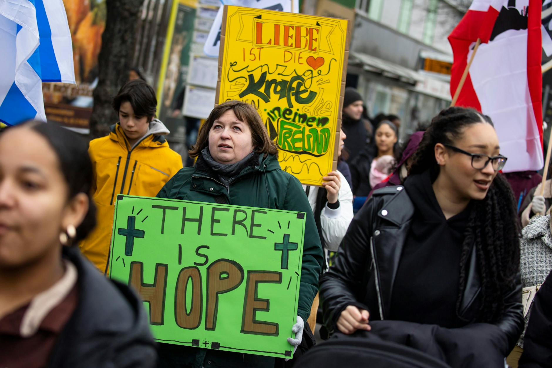 Olga Baumbach, 51, während des Umzugs für die Versöhnung am Karfreitag