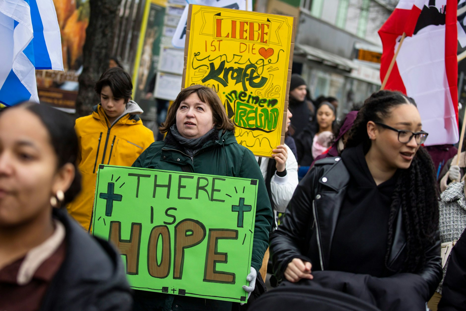 Olga Baumbach, 51, während des Umzugs für die Versöhnung am Karfreitag