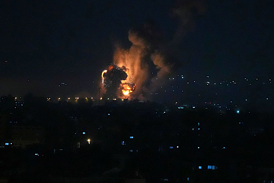 Rauch und Feuer steigen nach einer Explosion auf, die durch einen israelischen Luftangriff auf Gaza-Stadt verursacht wurde.  