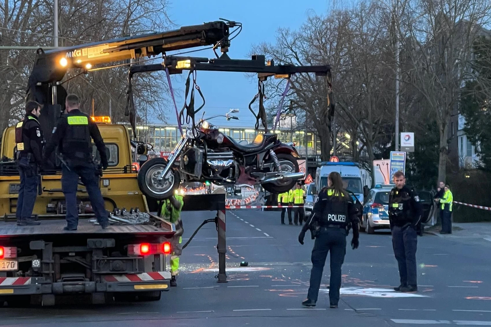 Das Motorrad wird abtransportiert.