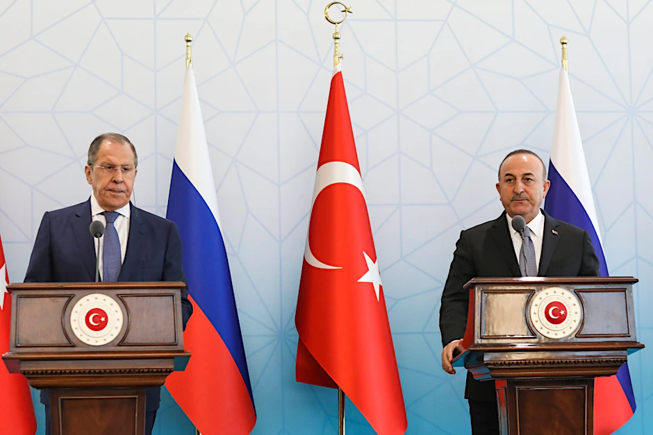 Sergej Lawrow (l), Außenminister von Russland, war in die Türkei gereist. Mit Mevlüt Cavusoglu, Außenminister der Türkei, sprach er unter anderem um die Sicherung von Weizenexporten aus der Ukraine.