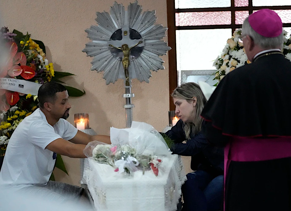 dpatopbilder - Eltern sitzen während einer Totenwache in Blumenau neben dem Sarg mit den sterblichen Überresten ihrer siebenjährigen Tochter, die in der Kinderkrippe getötet wurde.  