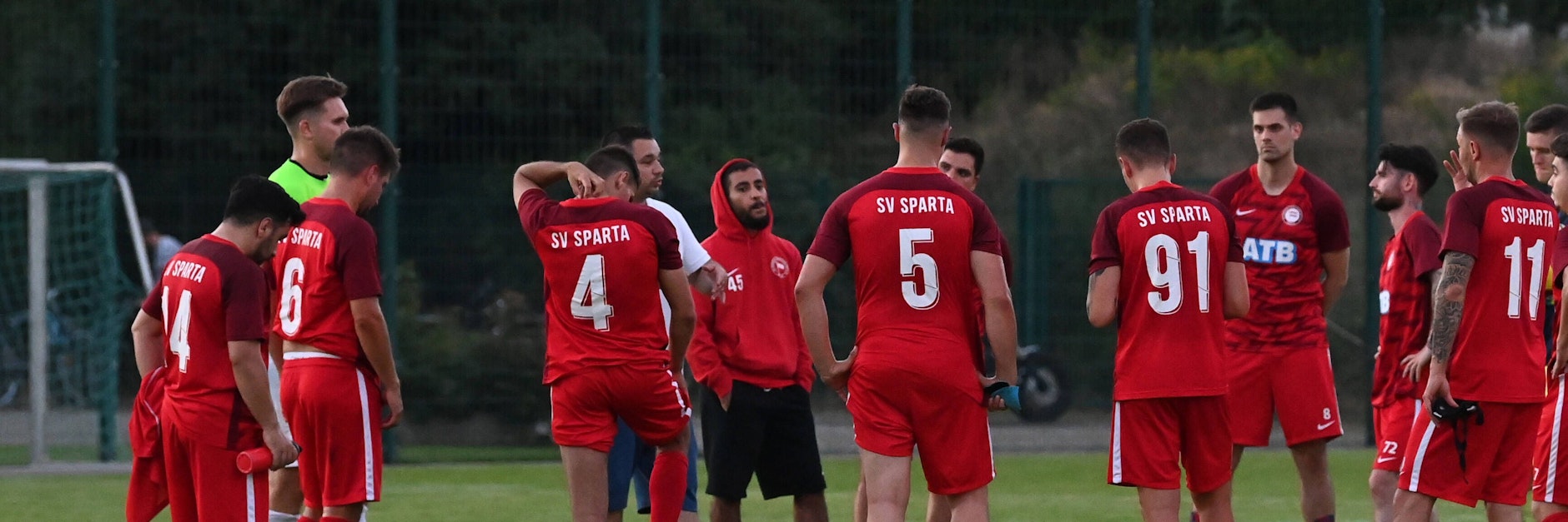 Der Sportplatz von Sparta Lichtenberg in der Fischerstraße ist klein, aber fein und nicht wirklich auf einen großen Besucheransturm auslegt.