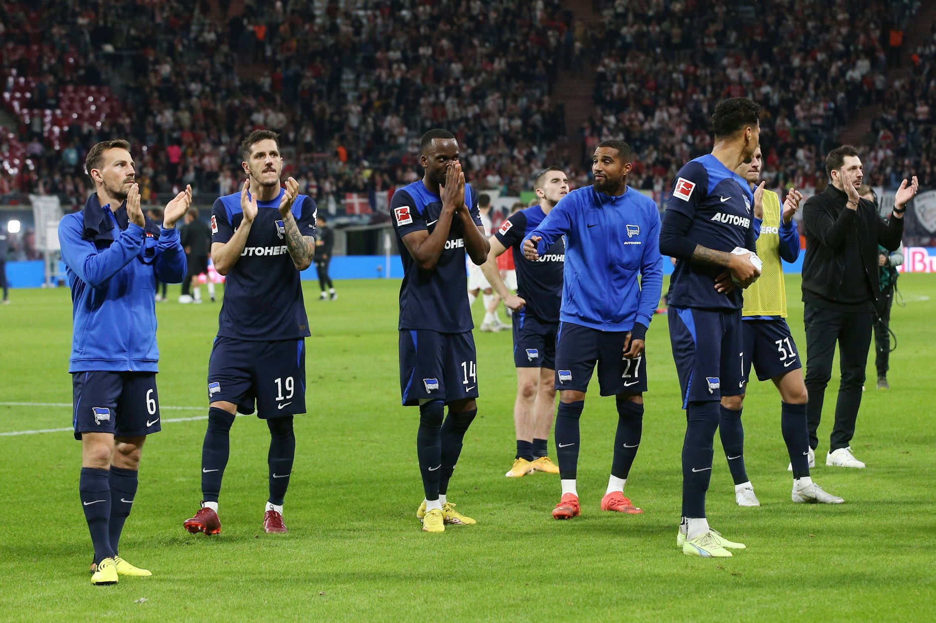 Wurden im Hinspiel für ihre Aufholjagd bei RB Leipzig von den vielen mitgereisten Fans gefeiert: die Spieler von Hertha BSC und Trainer Sandro Schwarz (r.).