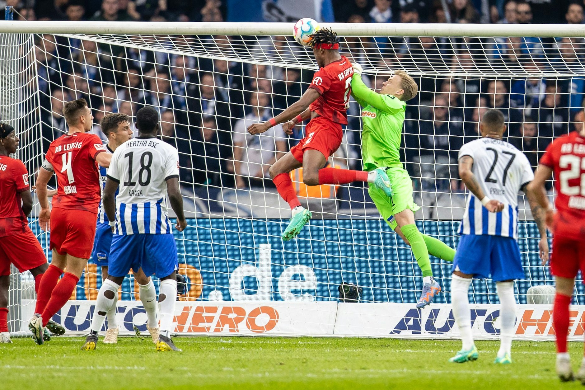 Kurz vor dem Tor: Mohamed Simakan (4. v. r) von RB Leipzig springt höher als Berlins Torwart Oliver Christensen.