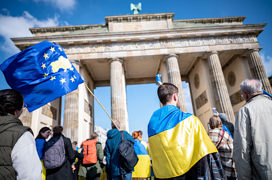 Vor allem junge Leute demonstrierten&nbsp; vor dem Brandenburger Tor für die Ukraine, für Waffen und gegen den Pazifismus der Ostermarschierer.