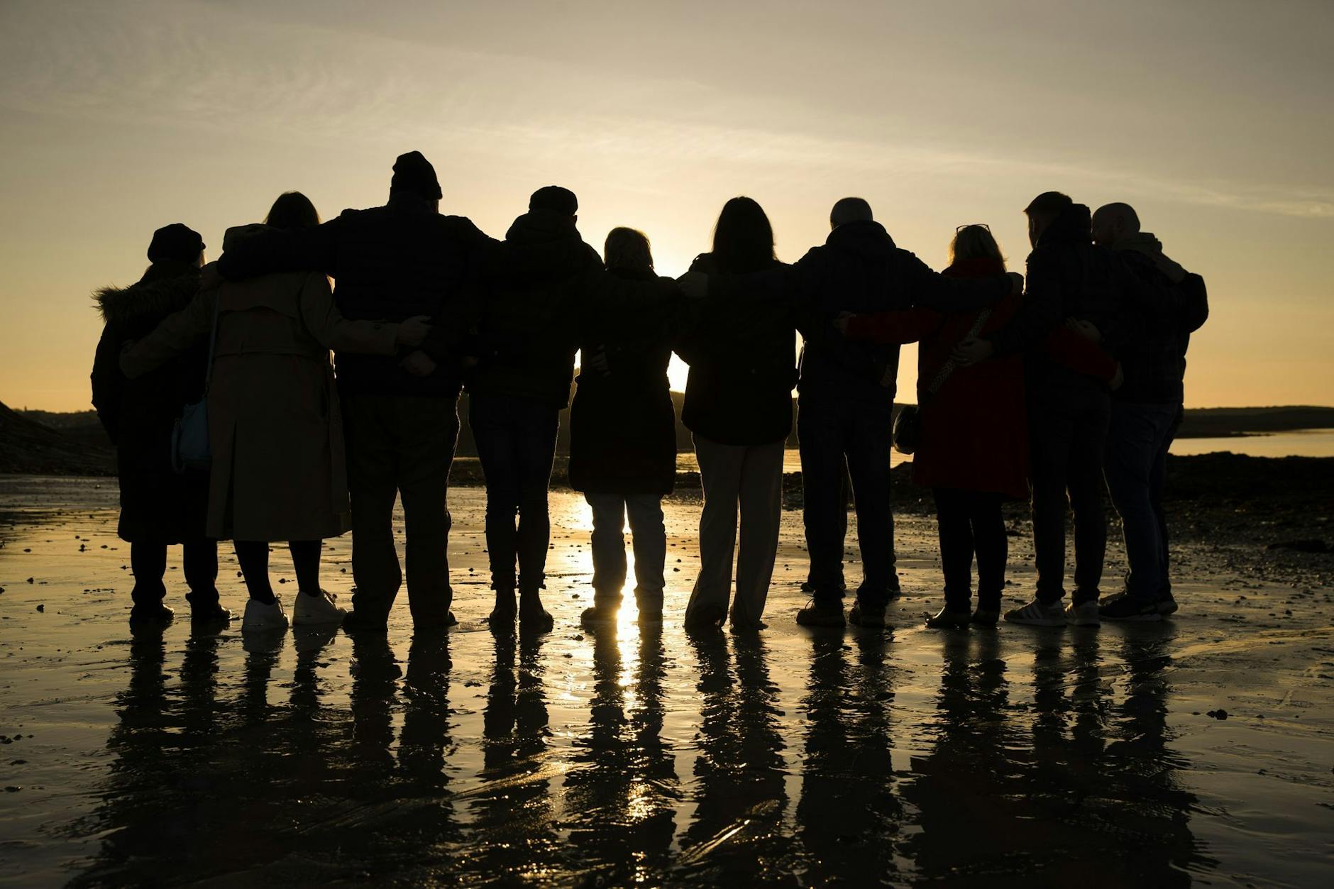 Opfer und Überlebende des Nordirland-Konflikts haben sich am Karfreitag bei Sonnenaufgang zum Gedenken versammelt.