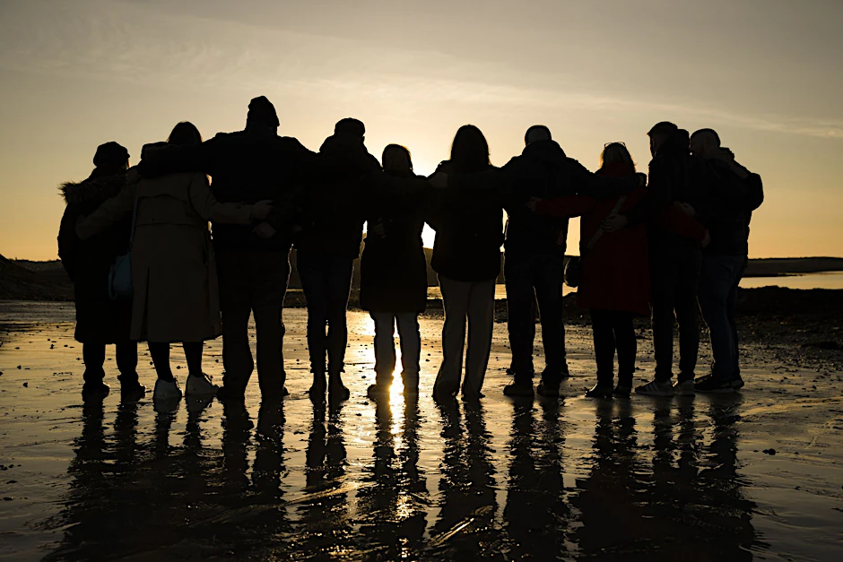 Opfer und Überlebende des Nordirland-Konflikts haben sich am Karfreitag bei Sonnenaufgang zum Gedenken versammelt.  
