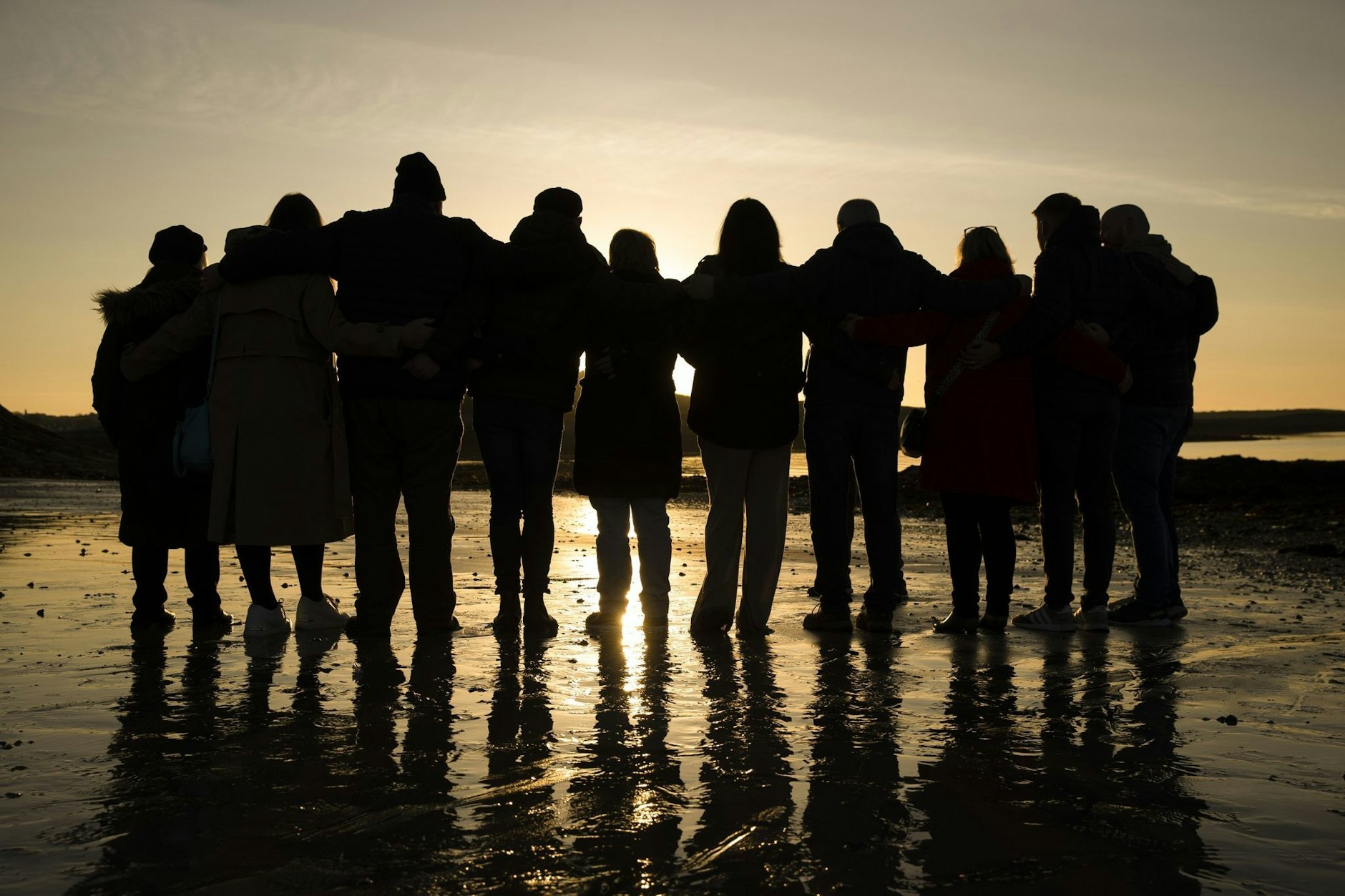 Opfer und Überlebende des Nordirland-Konflikts haben sich am Karfreitag bei Sonnenaufgang zum Gedenken versammelt.  