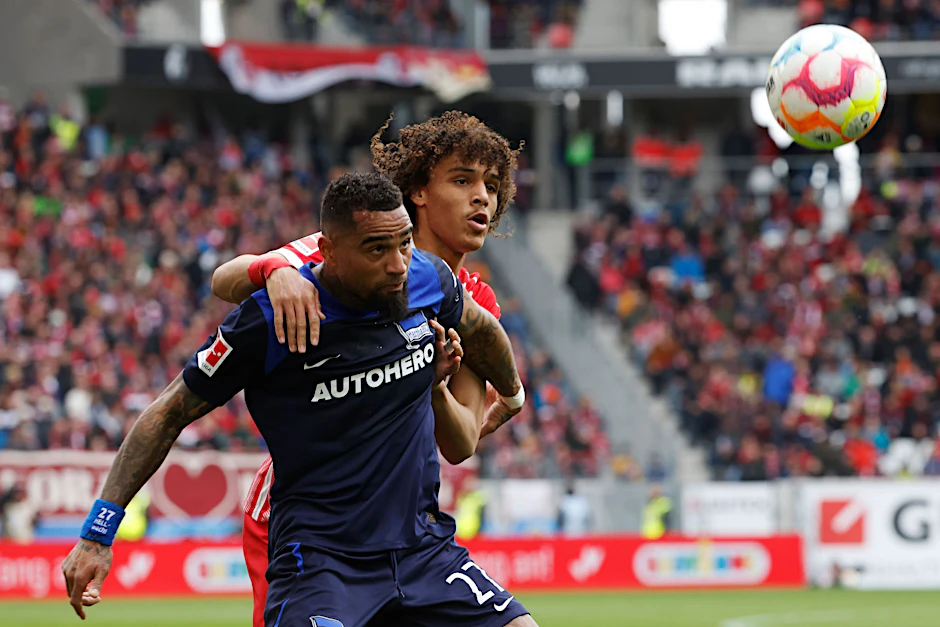 Kevin-Prince Boateng (vorne) konnte mit Hertha einen Punkt aus Freiburg mit nach Berlin nehmen.  