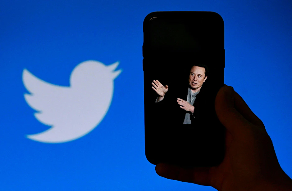 Elon Musk neben dem Twitter-Logo