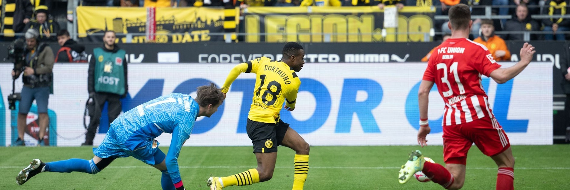 Youssoufa Moukoko umkurvt Frederik Rönnow und schiebt ein zum 2:1 für Borussia Dortmund gegen den 1. FC Union.