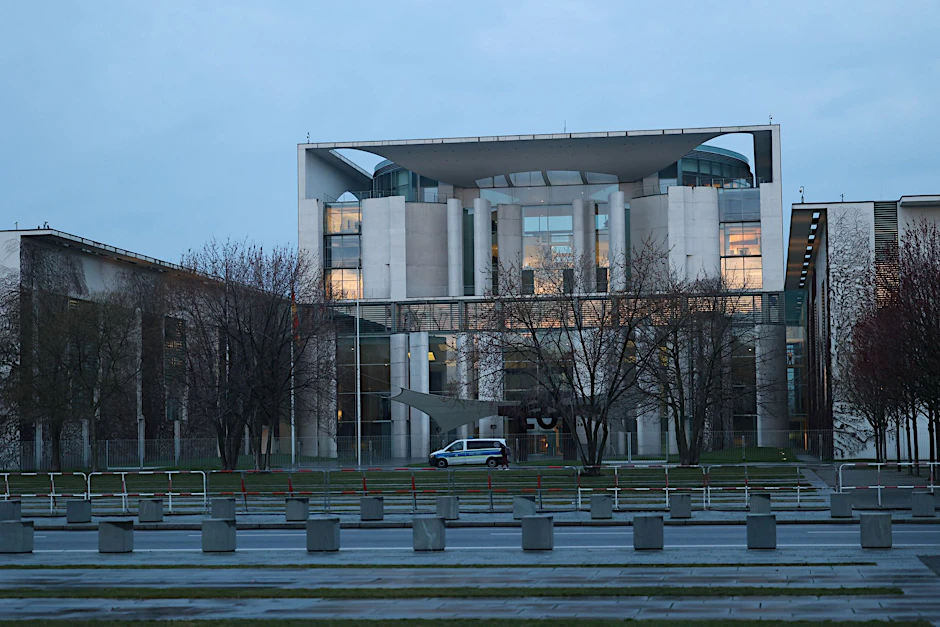 Das Bundeskanzleramt: Hier soll ein bogenförmiger Neubau aus Sandstein mit etwa 400 Büros für rund 777 Millionen Euro entstehen.