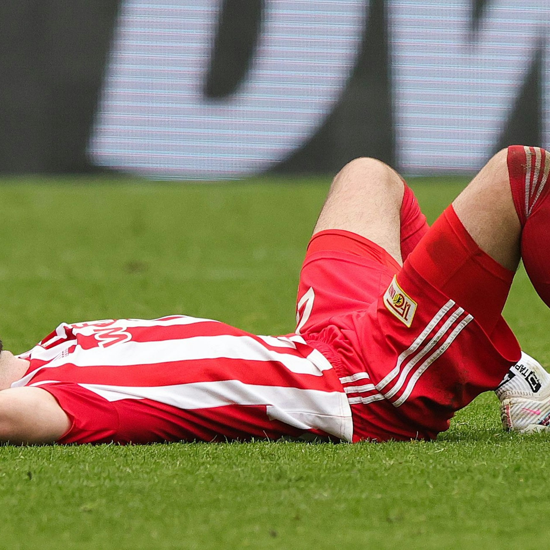 Niko Gießelmann liegt niedergeschlagen am Boden. Diese Niederlage in Dortmund war für den 1. FC Union unnötig gewesen. 