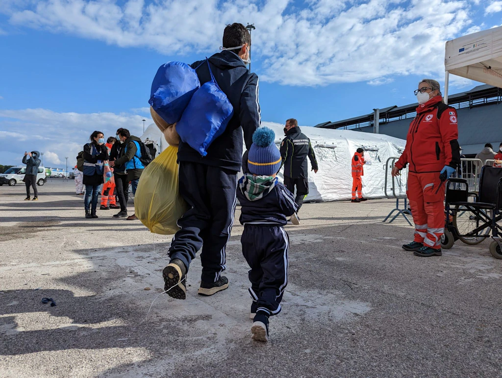 Rettungsschiff bringt 339 Bootsmigranten nach Italien