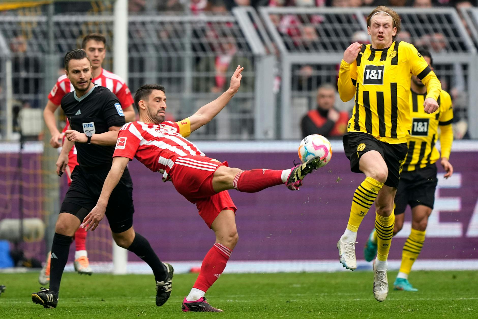 Union-Kapitän Rani Khedira (l.) lieferte sich mit Julian Brandt im Mittelfeld immer wieder enge Duelle.