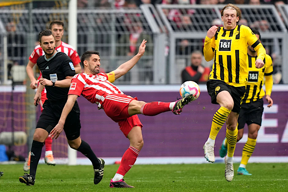 Union-Kapitän Rani Khedira (l.) lieferte sich mit Julian Brandt im Mittelfeld immer wieder enge Duelle.