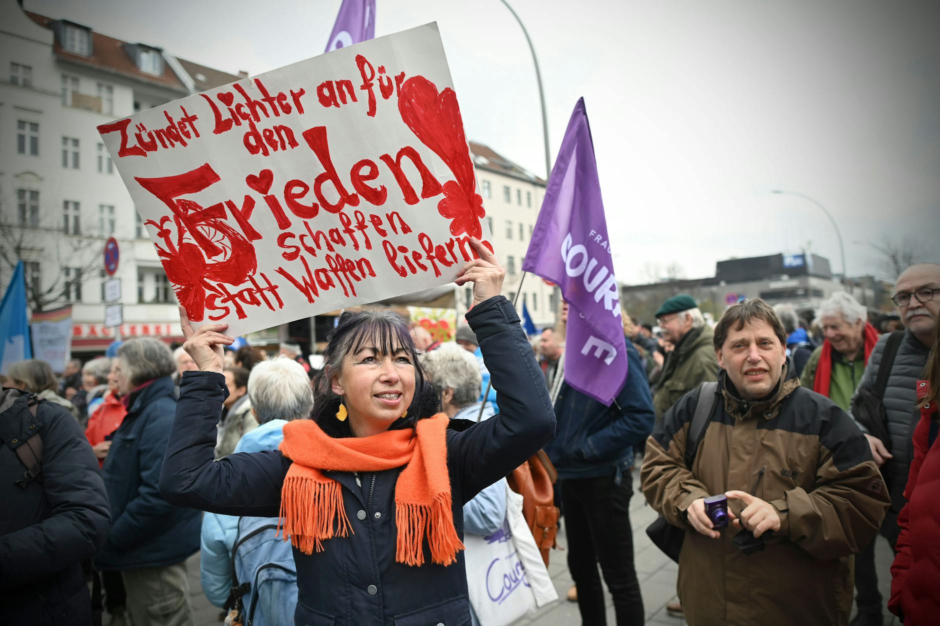 Andrea Thomas aus Altenberg (Sachsen) beim Ostermarsch in Berlin