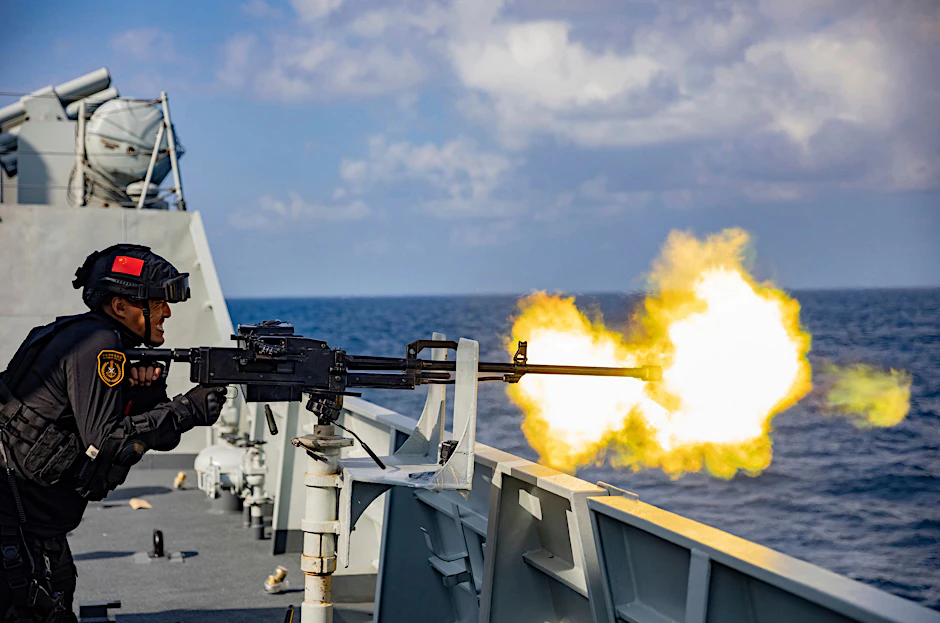 ARCHIV - Ein Soldat feuert während eines Kampftrainings der 42. Flotte der chinesischen Volksbefreiungsarmee (PLA) eine Waffe ab.