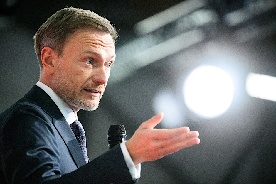 Eigentlich müsse der Bund die Länder um Geld bitten, da sie finanziell besser dastünden, sagt Lindner