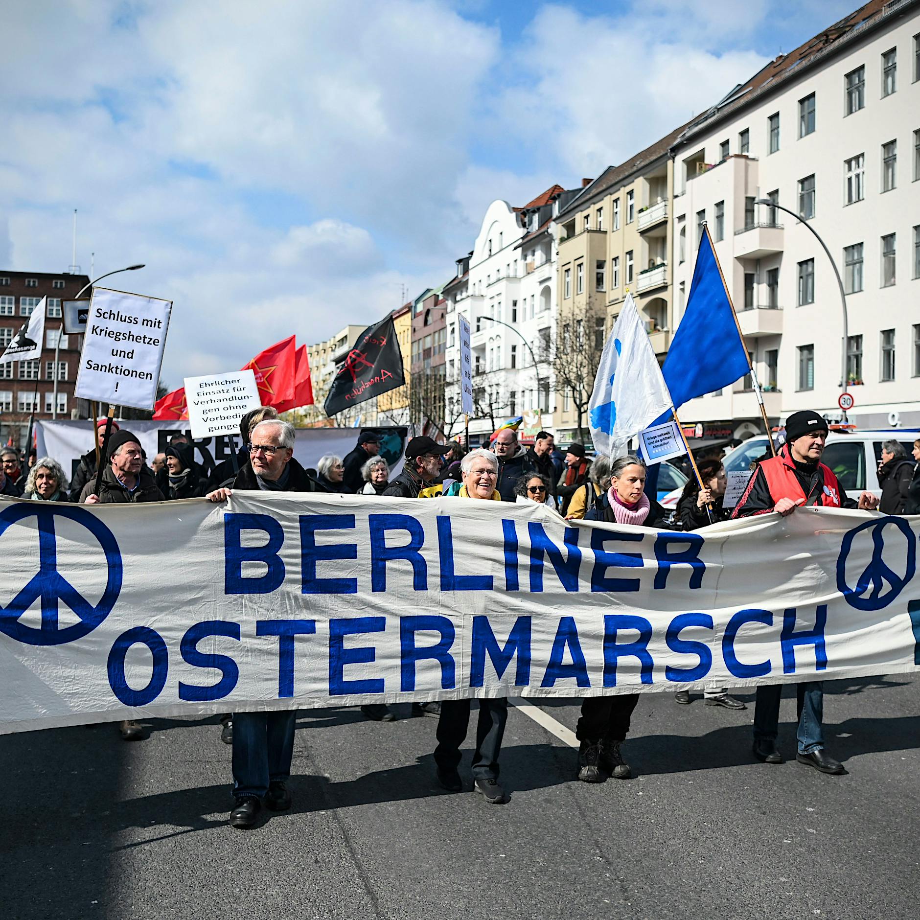 Ostermärsche in Berlin: Friedensbewegung zerrissen wie nie