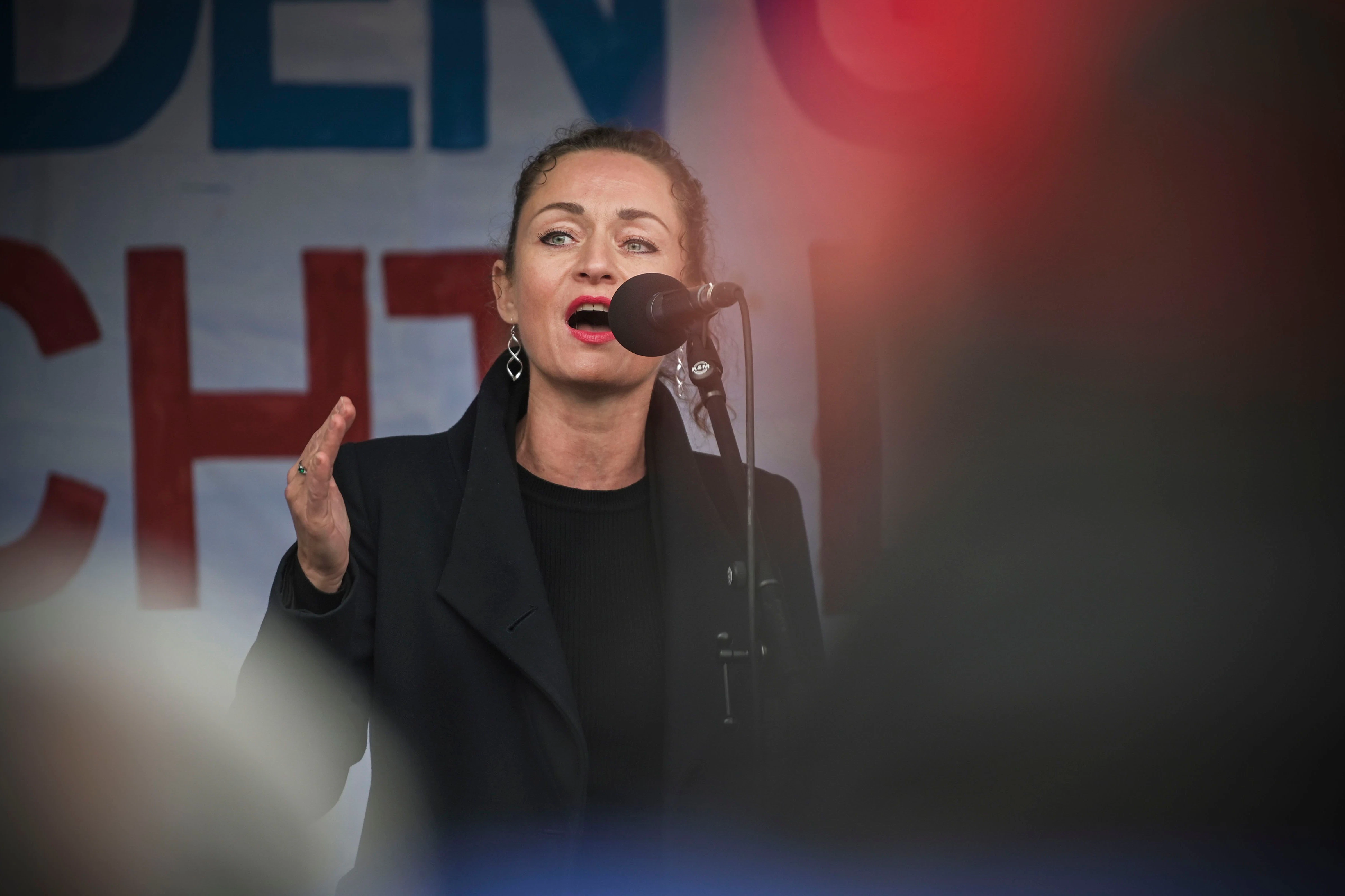 Die Linke-Bundestagsabgeordnete Zaklin Nastic beim Ostermarsch in Wedding
