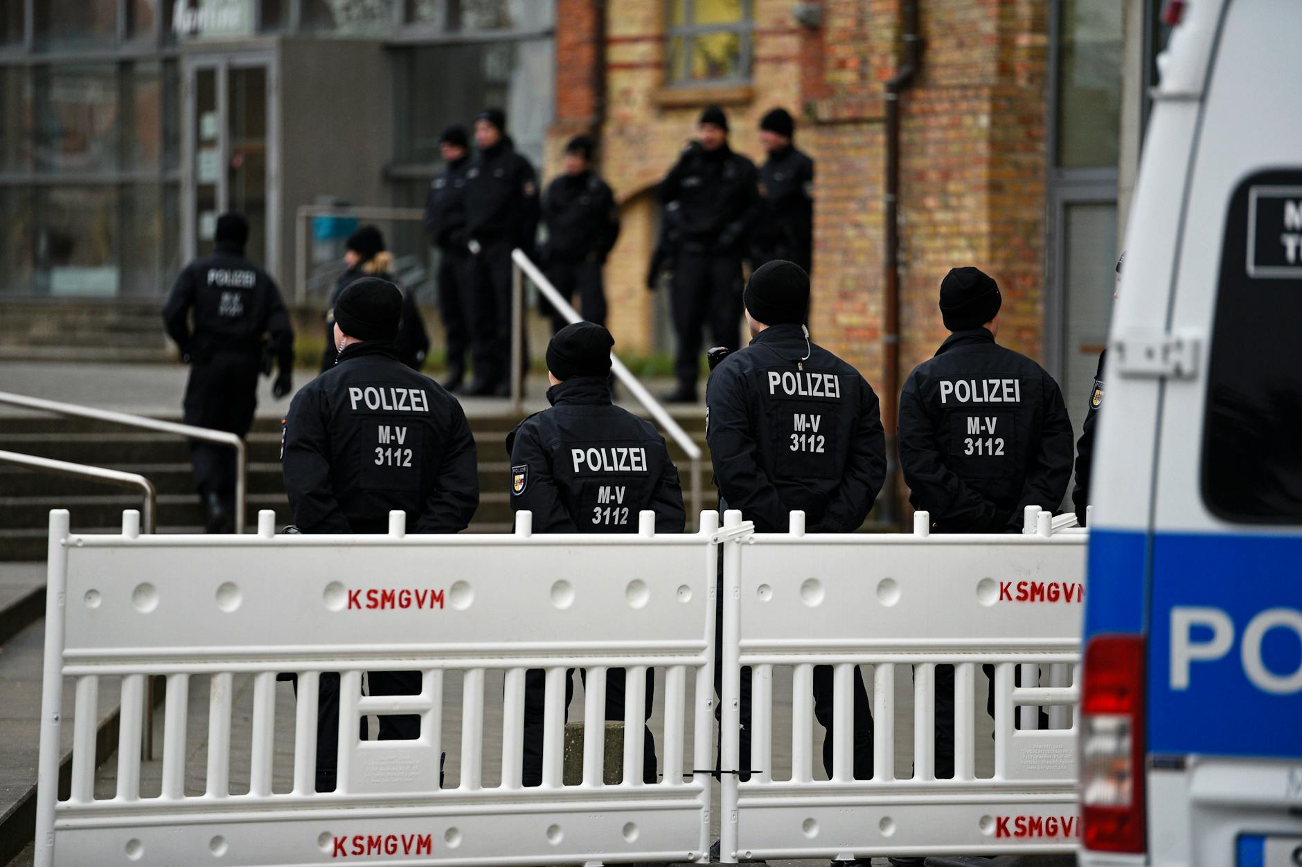 Polizisten bewachen in Mecklenburg-Vorpommern eine nicht öffentliche Kreissitzung zu Upahl.