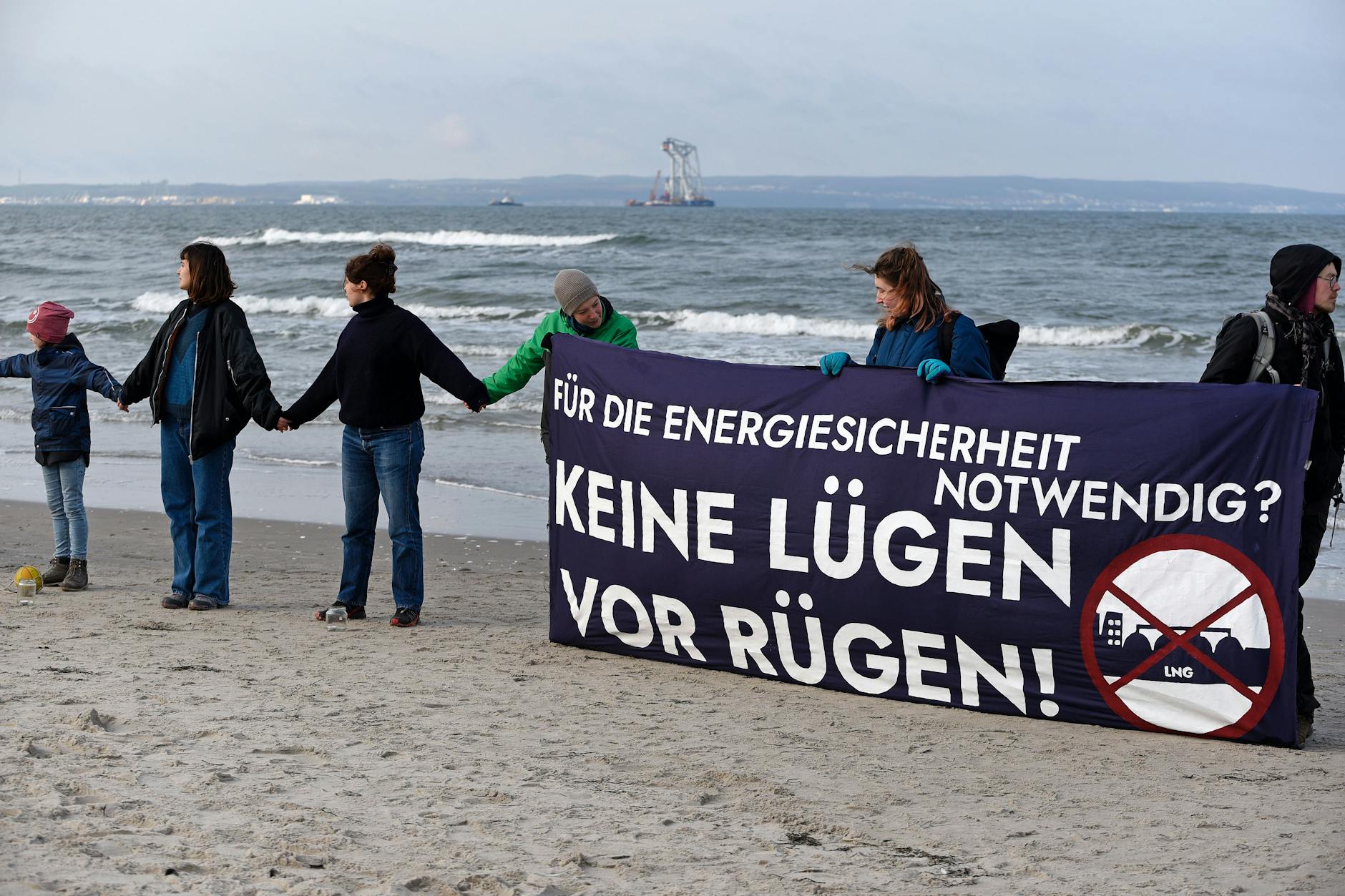 Eine Menschenkette als Protest gegen ein vor der Insel vorgesehenes Flüssigerdgas-Terminal. 