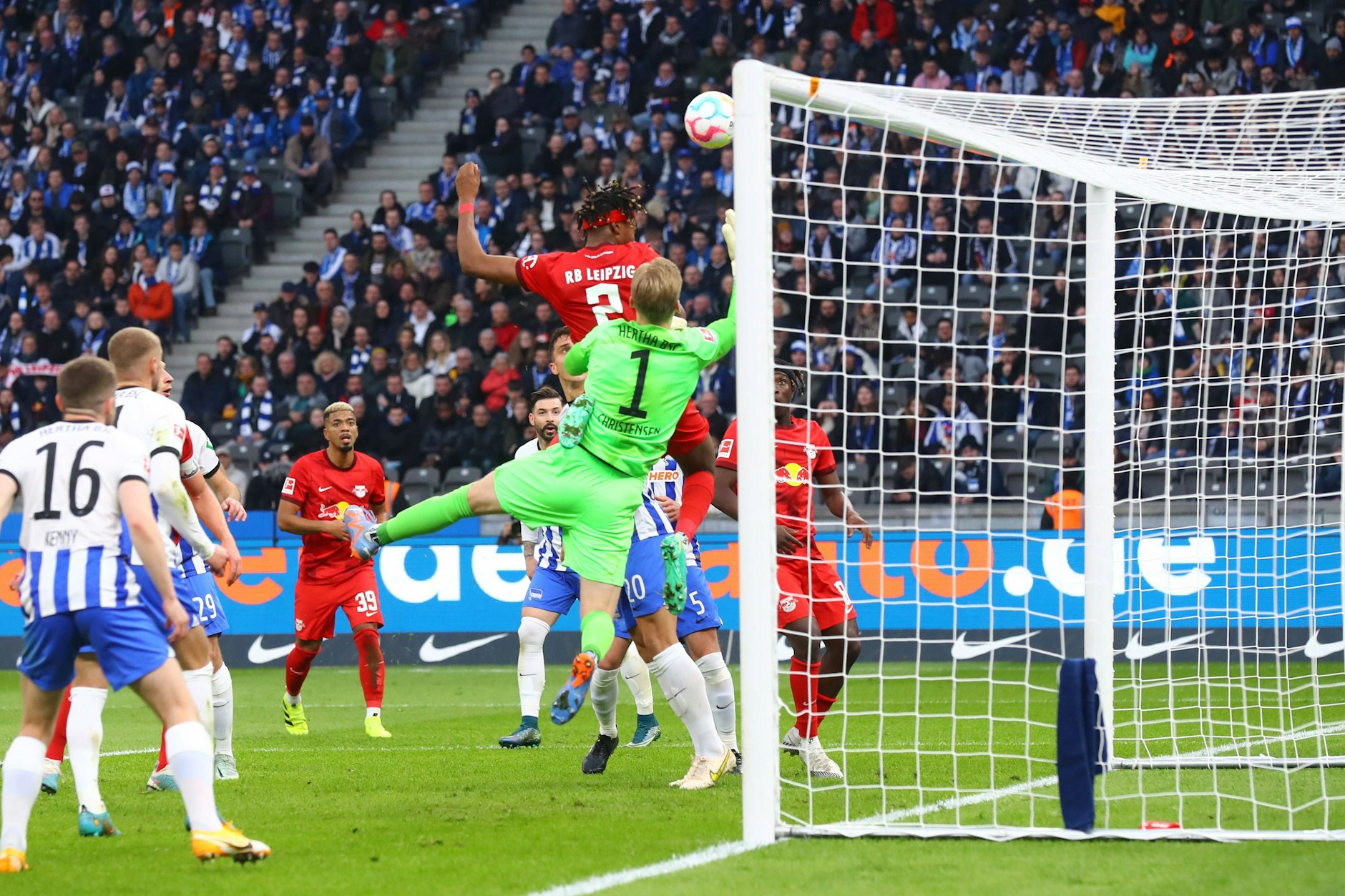 Die Szene brachte Sandro Schwarz gegen Schiedsrichter Deniz Aytekin auf die Palme: Hertha-Torhüter Oliver Christensen und das Duell gegen Mohamed Simakan.&nbsp;