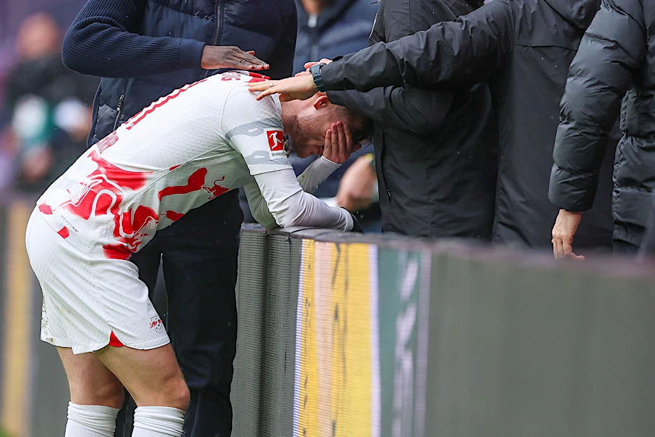 Leipzigs Stürmer Timo Werner musste nach der Niederlage getröstet werden.  