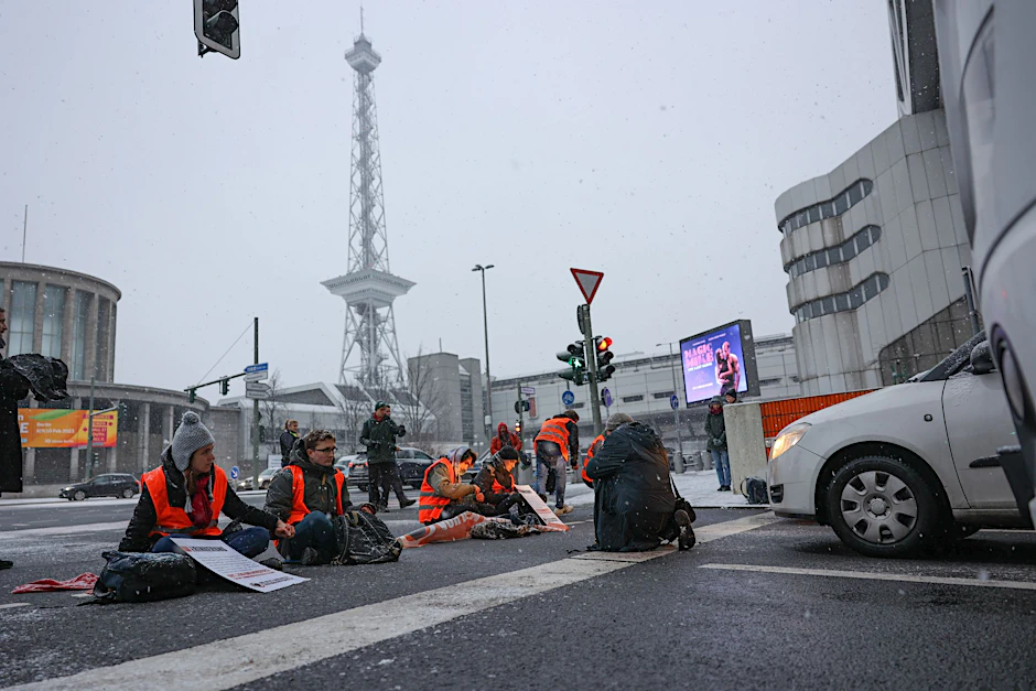 ARCHIV - Blockade der Letzten Generation am Dreieck Funkturm in Berlin.  