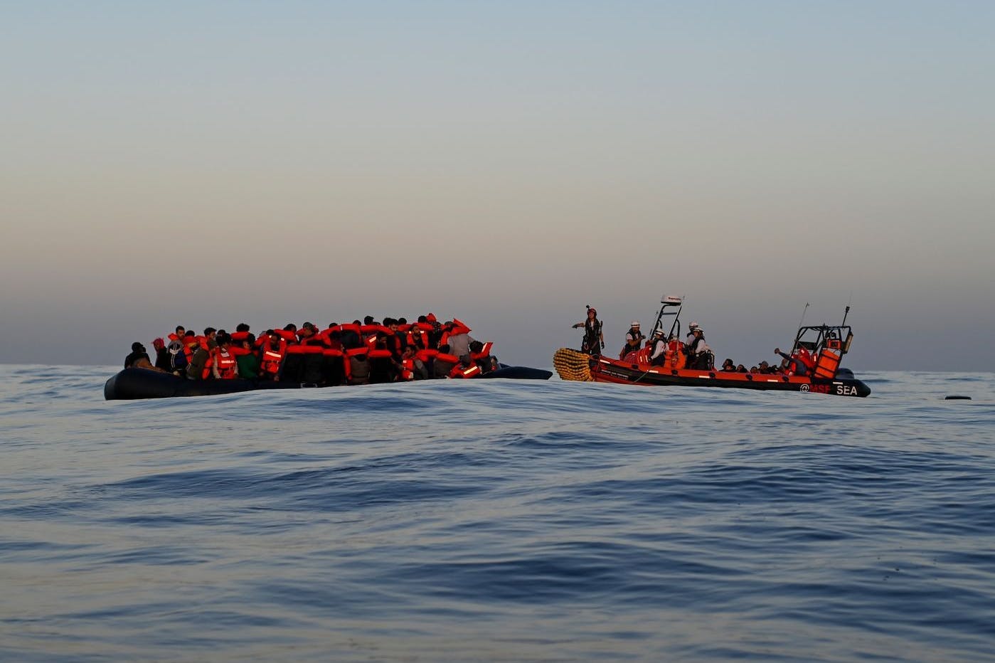Ein Rettungsteam von Ärzte ohne Grenzen nähert sich einem Schlauchboot mit Migranten.