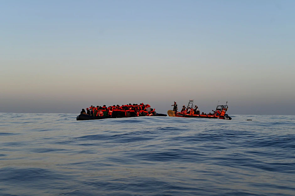 Ein Rettungsteam nähert sich einem Schlauchboot mit Migranten (Archivbild).