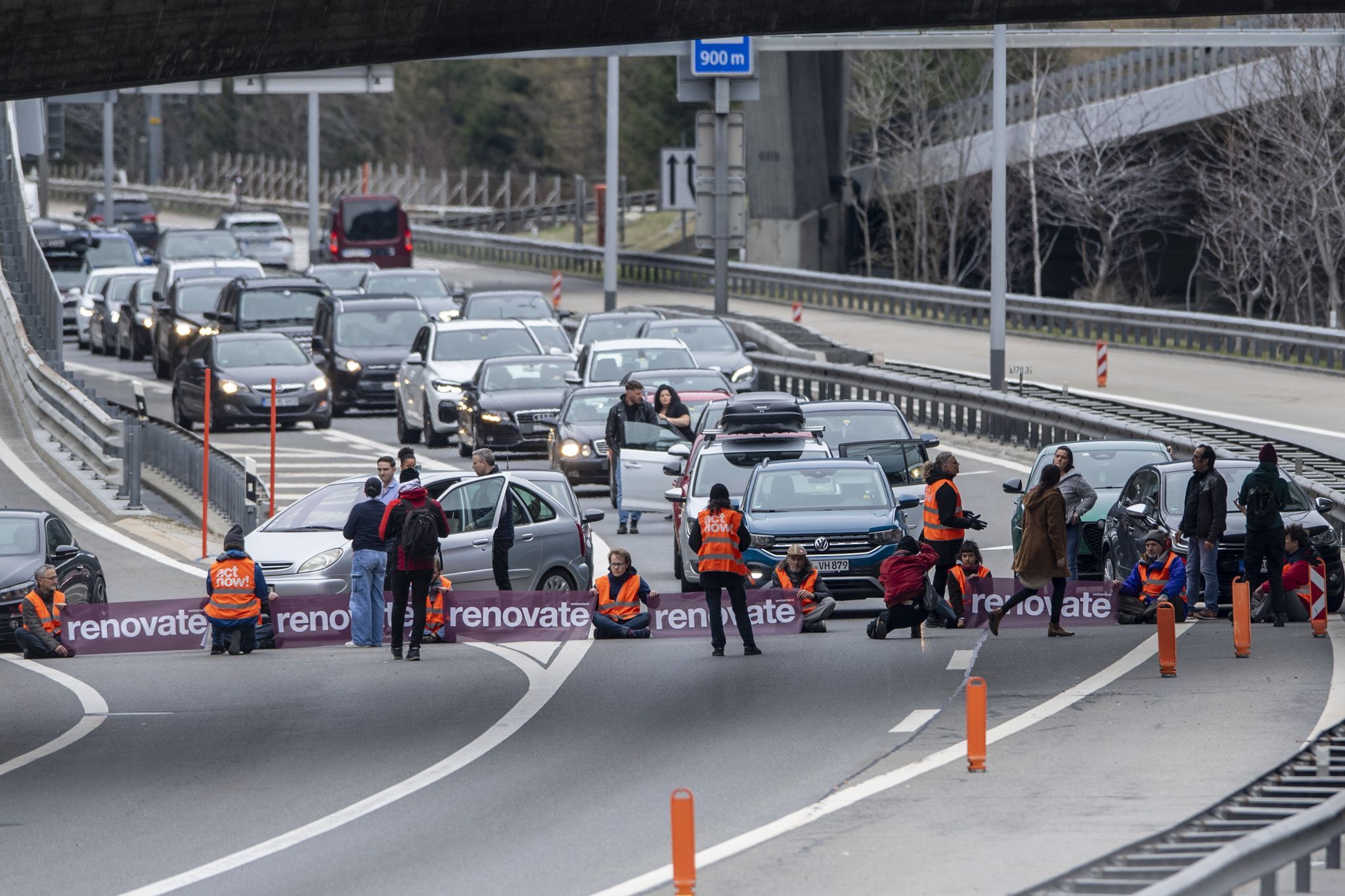 Klimaaktivisten Kleben Sich Im Osterstau Auf Autobahn Fest