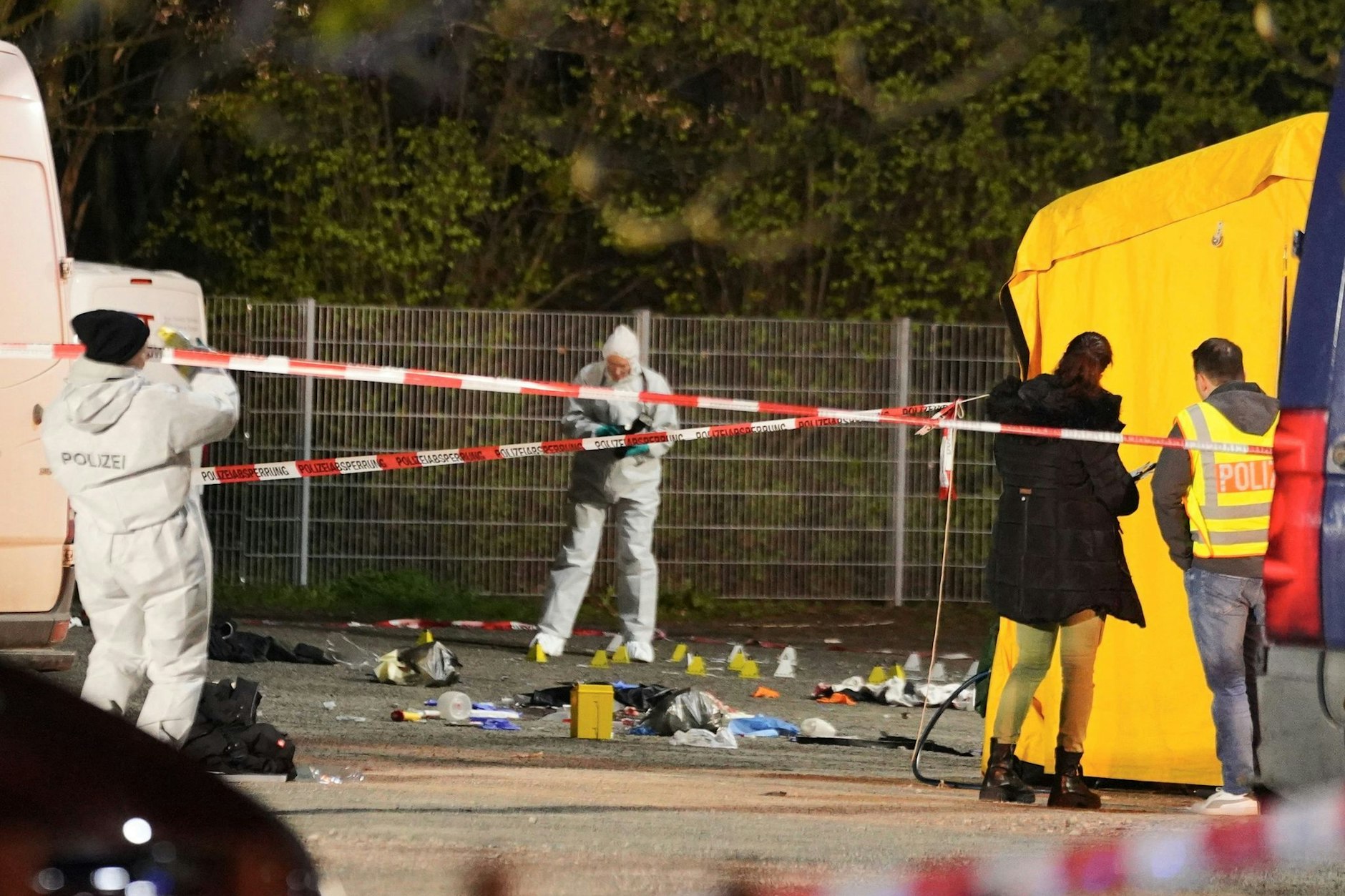 Polizisten suchen nach Spuren am Tatort auf dem Parkplatz in Asperg.
