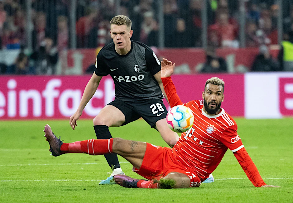 Bayern Münchens Eric Maxim Choupo-Moting (r) wird beim Spiel in Freiburg fehlen.  