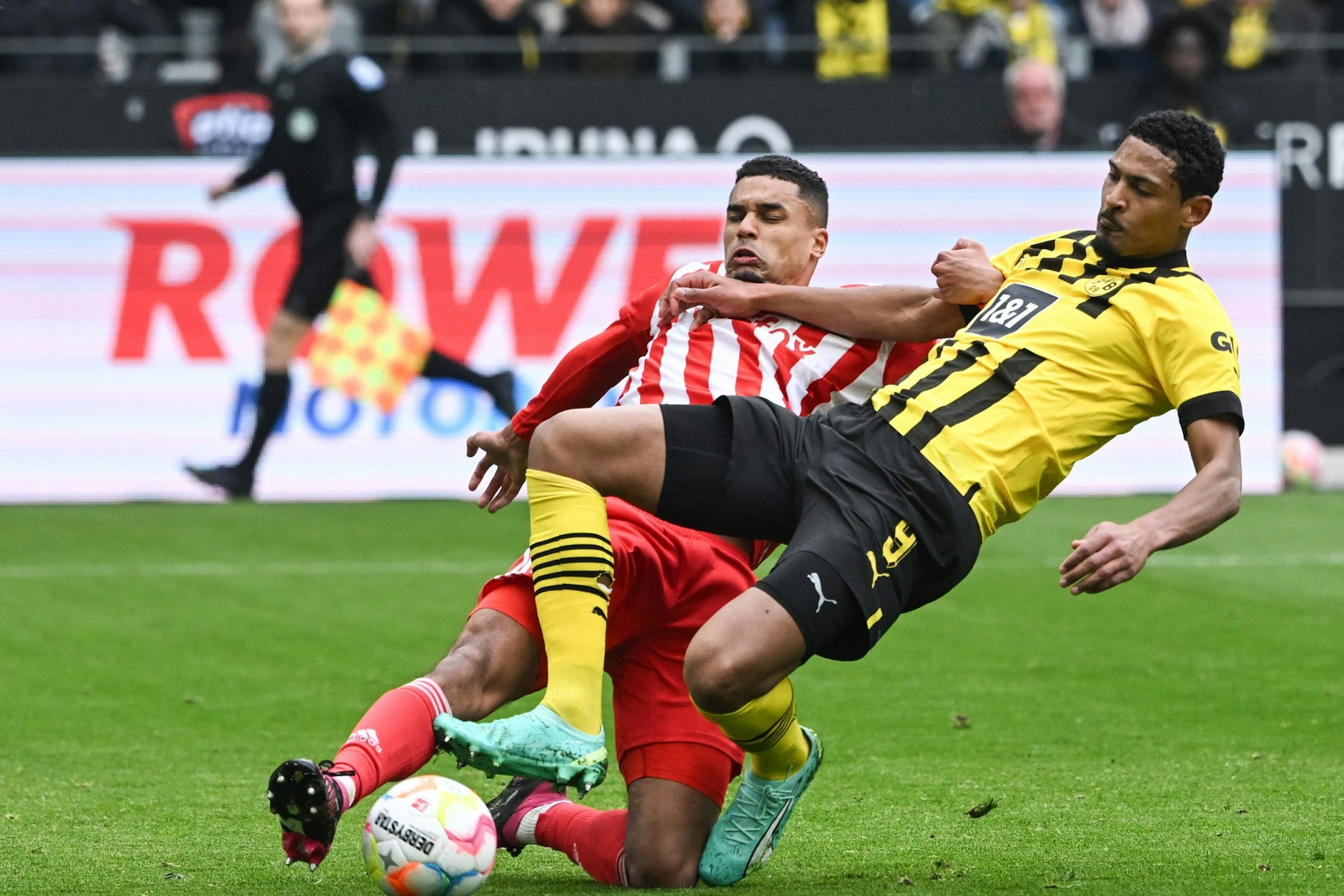 Union-Abwehrkante Danilho Doekhi (l.) lieferte sich mit Gegenspieler Sebastian Haller zahlreiche rassige Zweikämpfe.