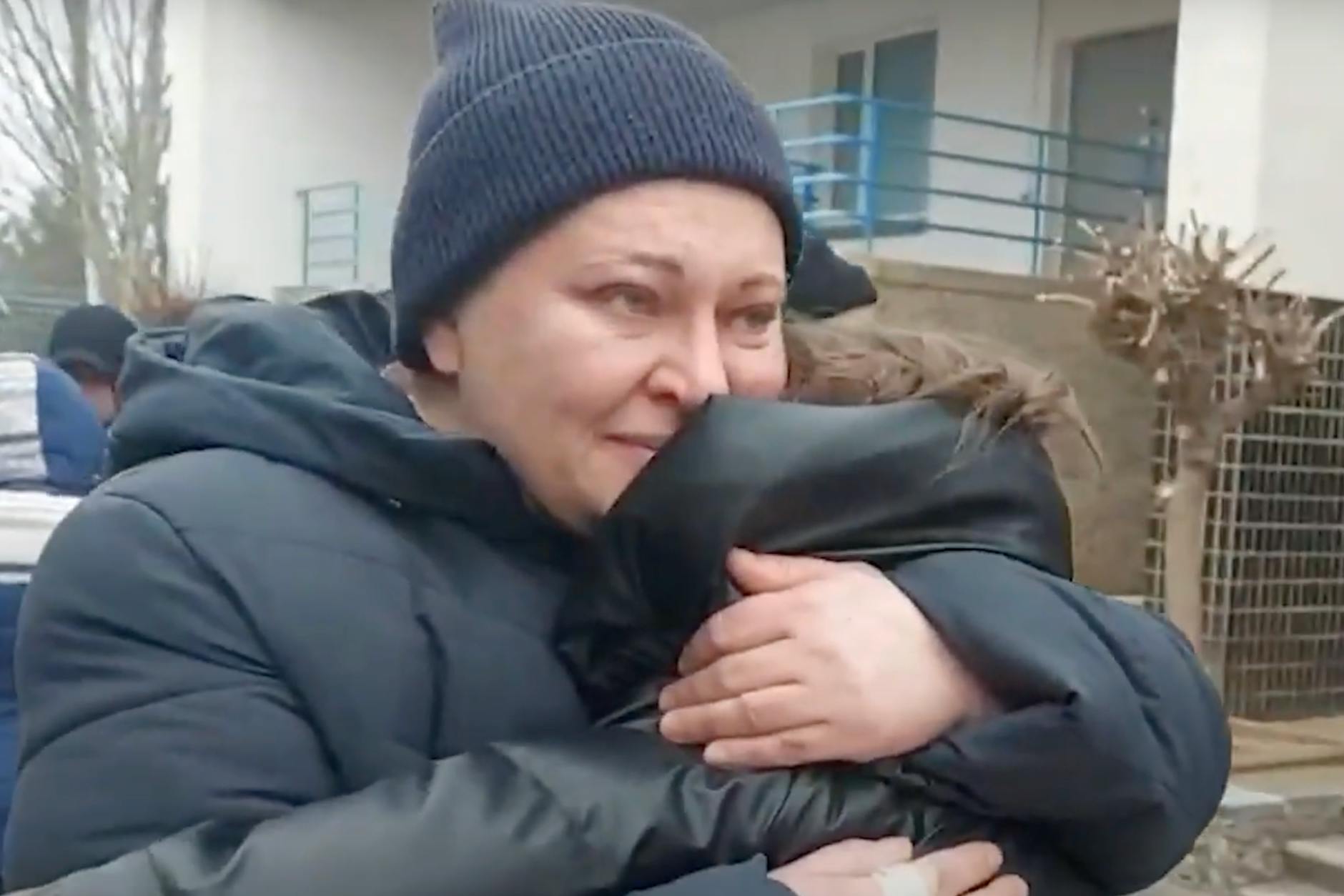 Eine ukrainische Mutter nimmt ihr verloren geglaubtes Kind in den Arm.