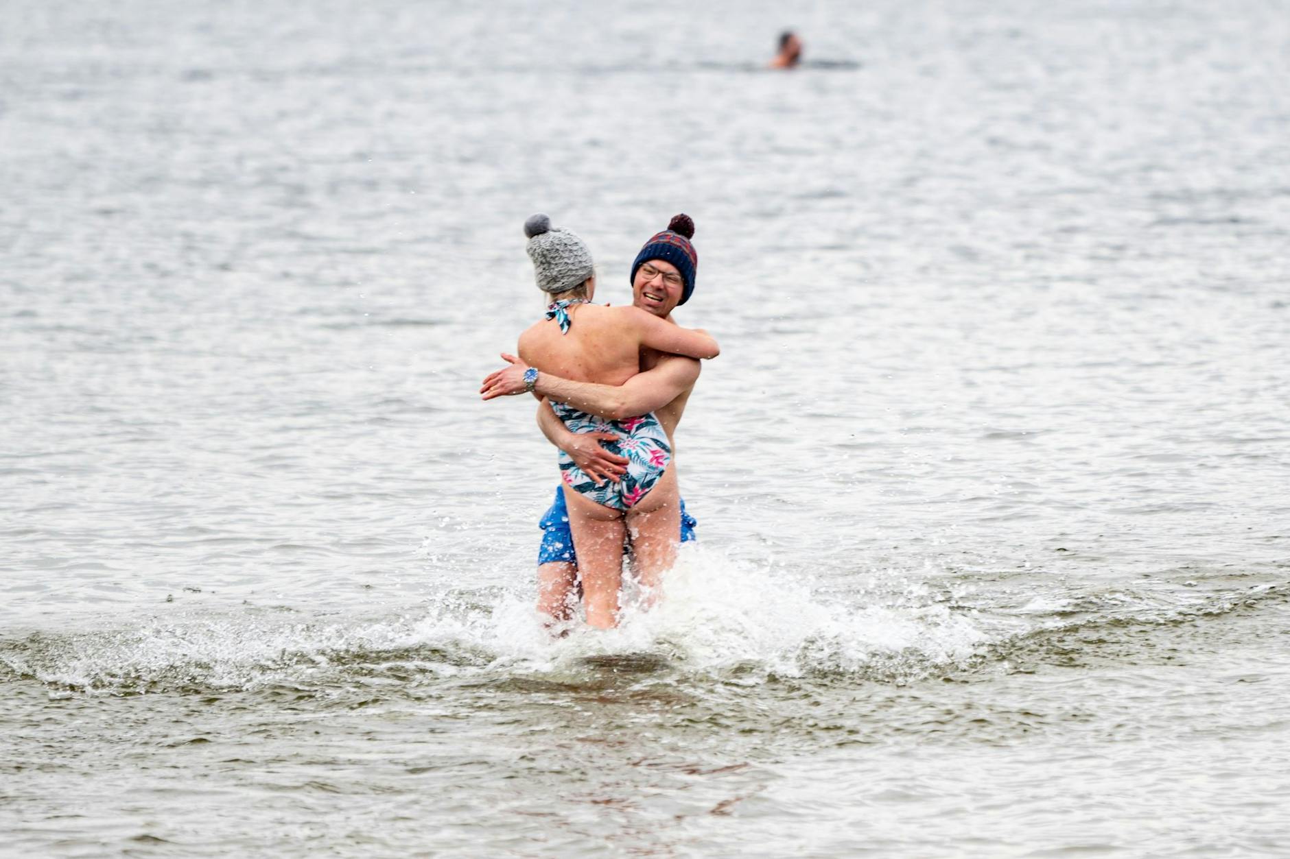 Anbaden zu Ostern im Wannsee: Chris und Bettina wagten sich am Karfreitag ins 8,4 Grad kalte Wasser. Die Luft ist inzwischen deutlich wärmer, bald sind bis zu 25 Grad drin!