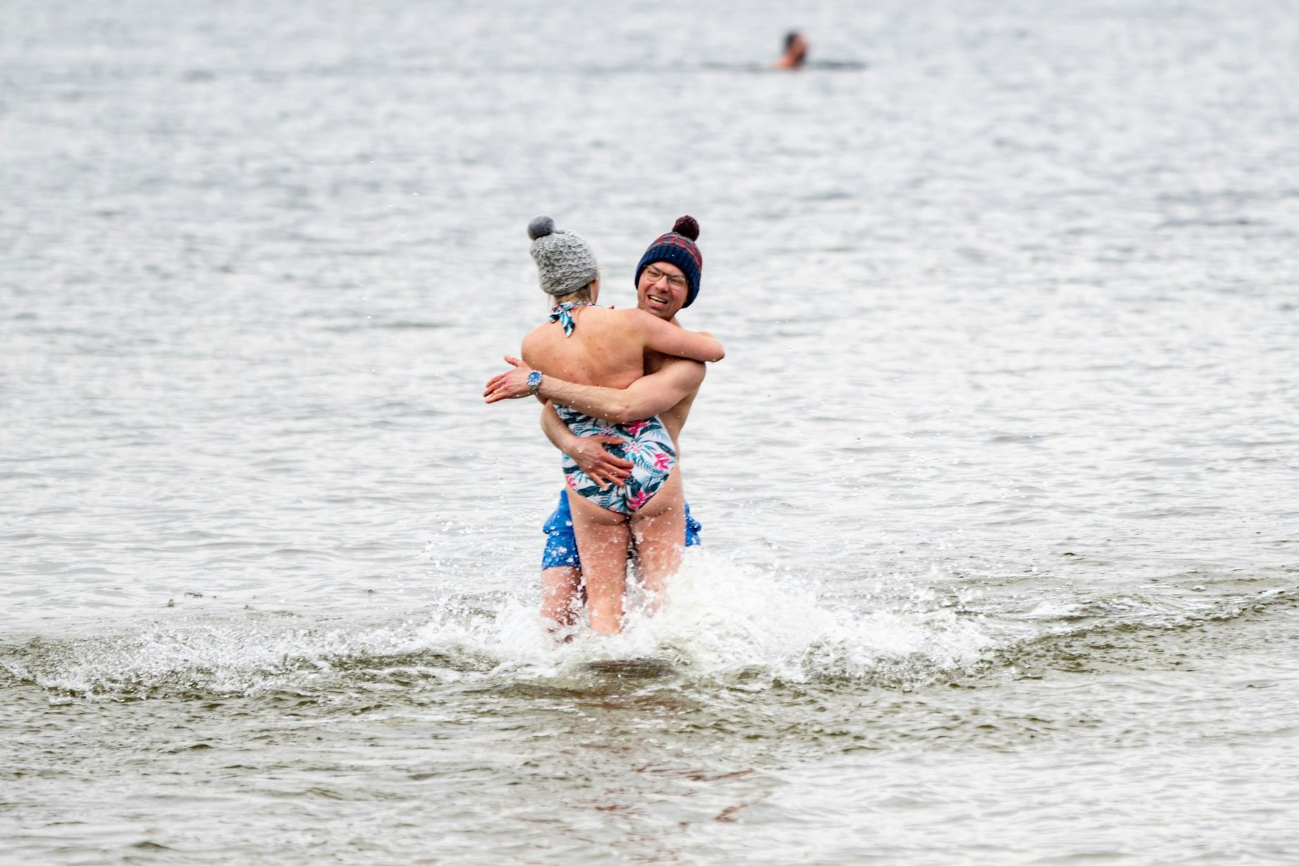 Anbaden zu Ostern im Wannsee: Chris und Bettina wagten sich am Karfreitag ins 8,4 Grad kalte Wasser. Die Luft ist inzwischen deutlich wärmer, bald sind bis zu 25 Grad drin!