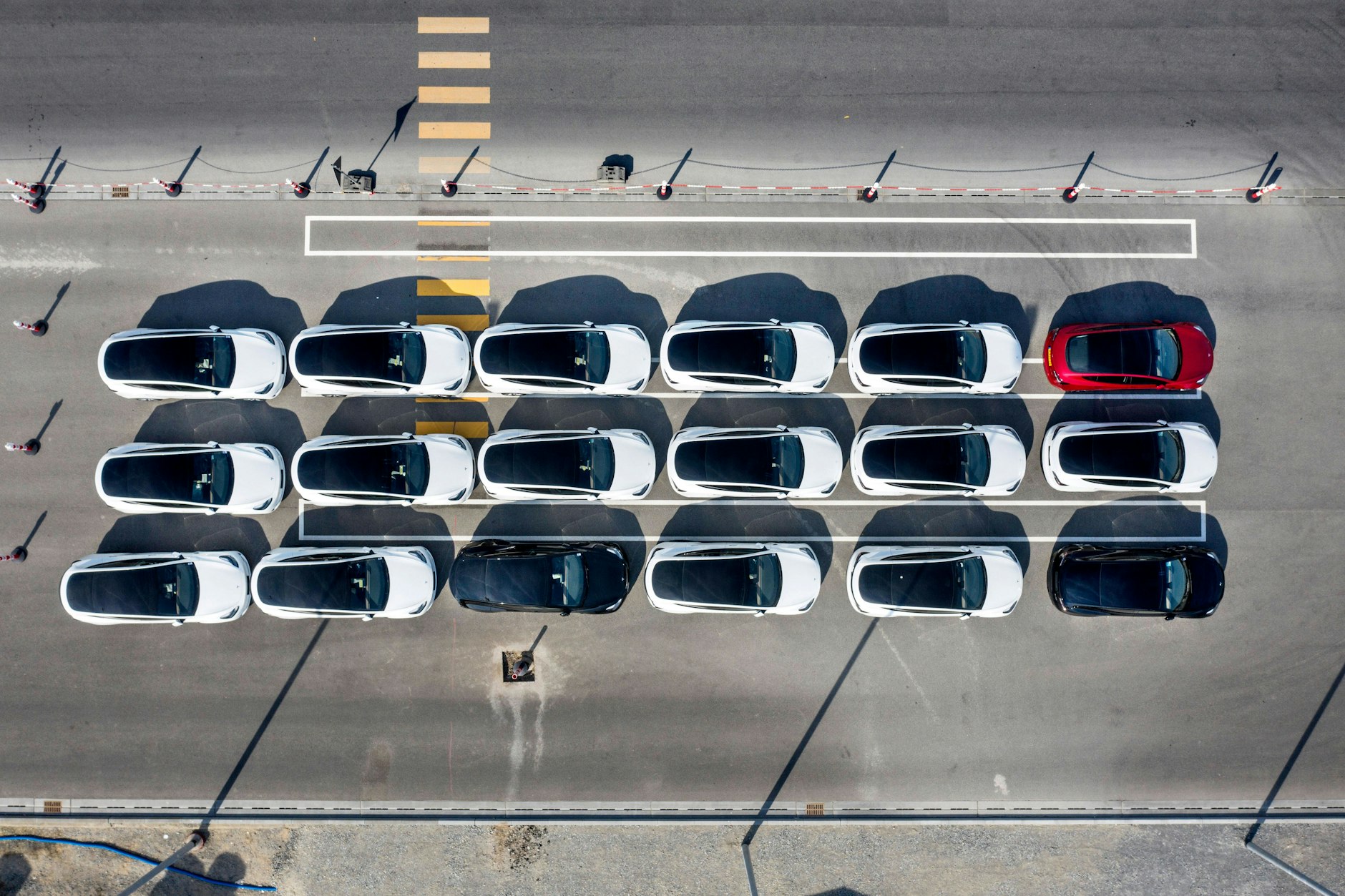 Brandenburger E-Autos: 18 Model Y von Tesla auf dem Werksgelände der Gigafactory in Grünheide.