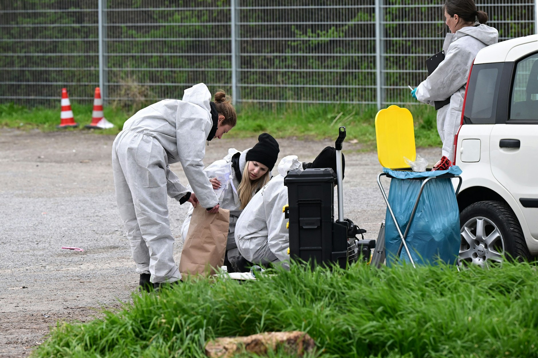 Mitarbeiter der Spurensicherung am Tatort in Asperg.