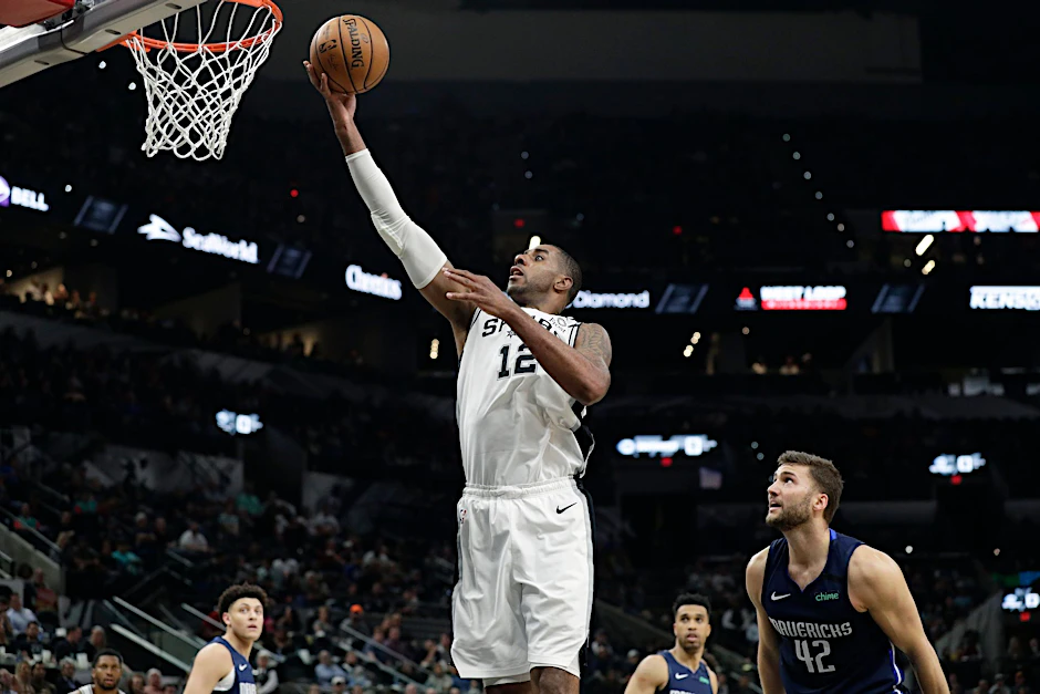 ARCHIV - LaMarcus Aldridge (l) erzielte in seiner NBA-Karriere 20.558 Punkte. Nun tritt er mit 37 Jahren ab.  