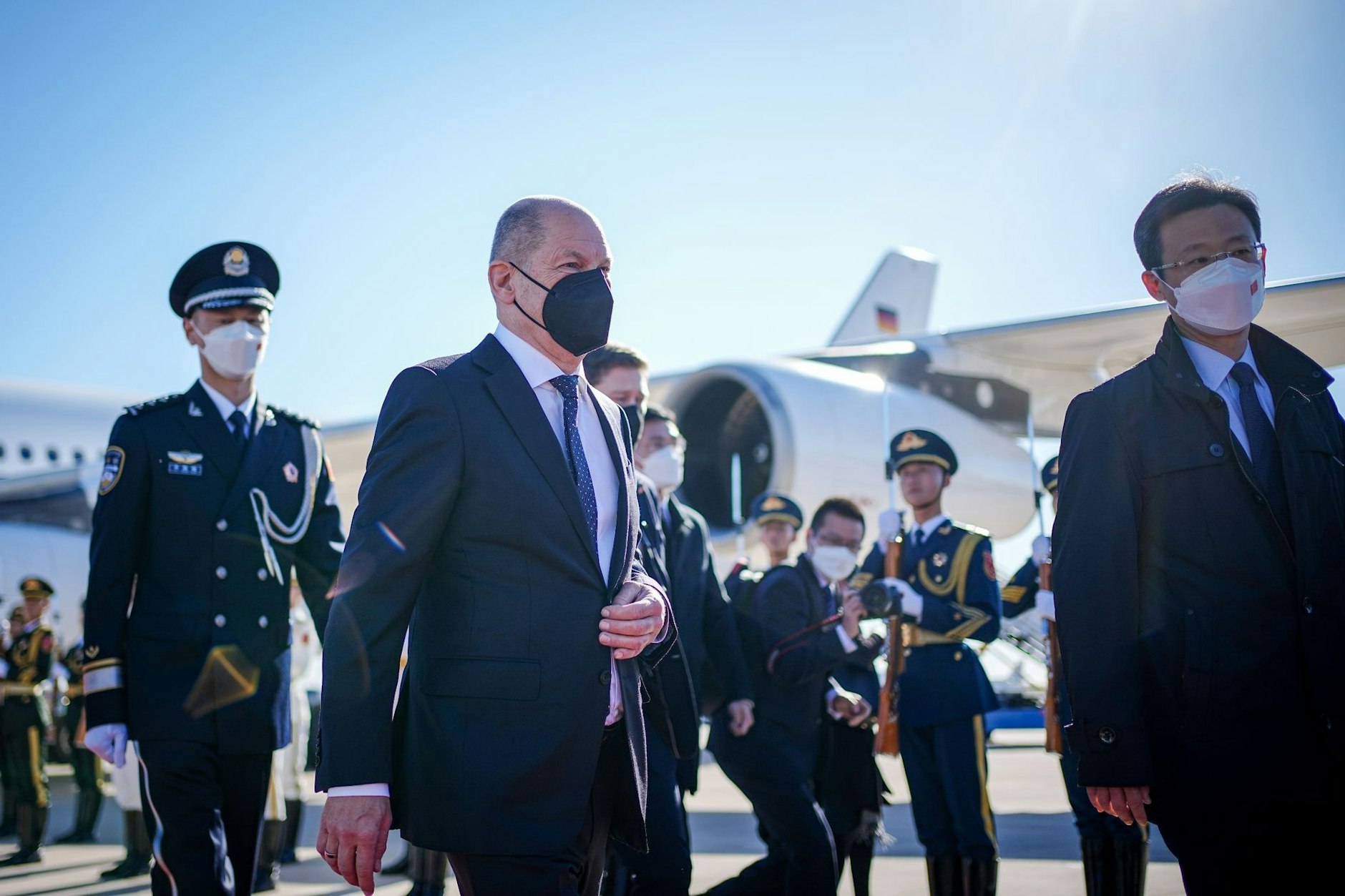 Bundeskanzler Olaf Scholz (SPD, M) kommt auf dem Internationalen Hauptstadtflughafen Peking an. Scholz war nur wenige Tage in Peking im Jahr 2022.