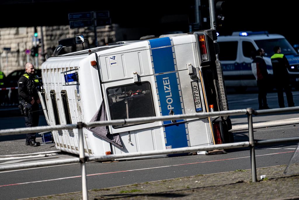 Unfall am Bahnhof Zoo: Auto rammt Mannschaftswagen der Polizei – neun Verletzte