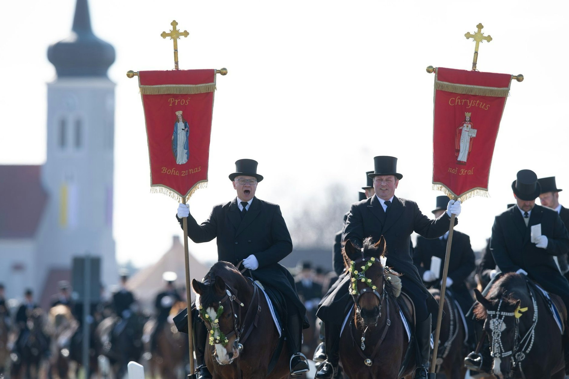 Die traditionell gekleideten sorbischen Osterreiter verkünden nach altem Brauch zu Pferde die Osterbotschaft.