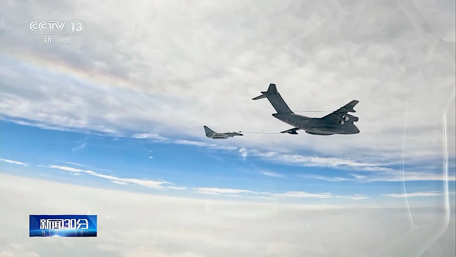 Ein chinesischer Kampfjet bei einem Luftbetankungsmanöver an einem nicht näher bezeichneten Ort.  